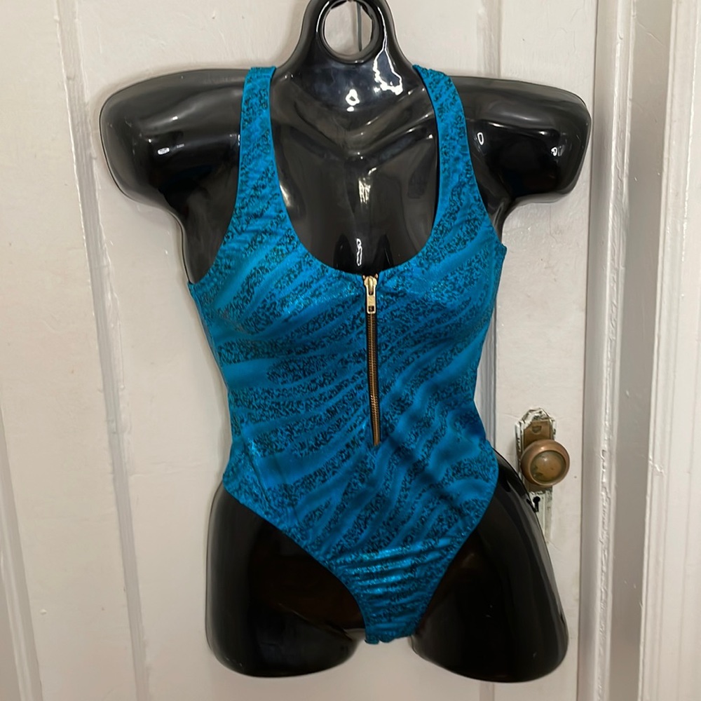 Blue zipper piece